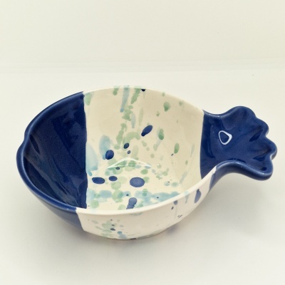 Taça de cerâmica em forma de peixe com cores azul e branco com manchas verdes