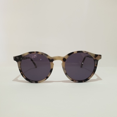 Óculos de sol redondos com armação padrão tartaruga e lentes escuras roxas