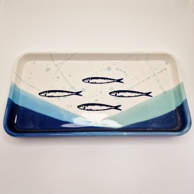 Tabuleiro rectangular de cerâmica com padrão azul, branco e verde, e quatro peixes pretos desenhados