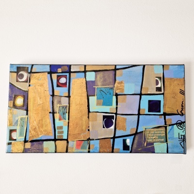Quadro abstrato com formas geométricas e cores azul, dourado e lilás