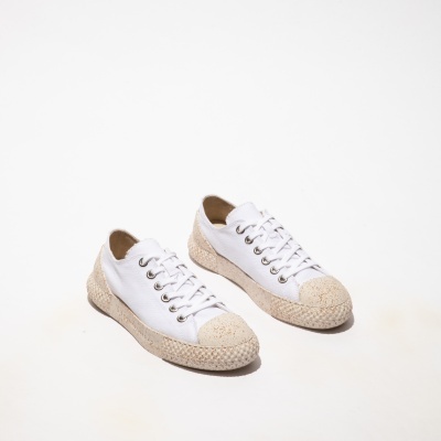 Sapatilhas brancas com sola e biqueira em crochê bege