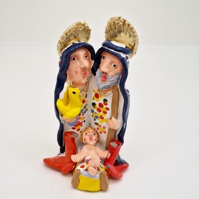 Figurina de presépio em barro pintado com três personagens e cores vivas