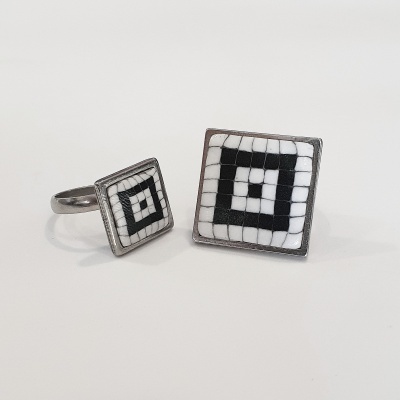 Anel prata com mosaico preto e branco em fundo branco