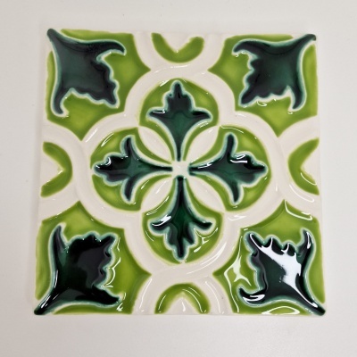 Azulejo cerâmico quadrado com padrão verde e branco