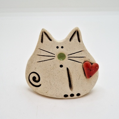 Escultura de gato em cerâmica bege com coração vermelho