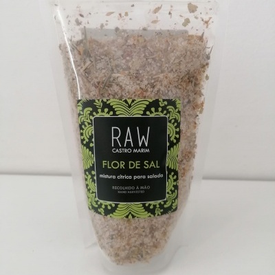 Embalagem transparente com Flor de Sal mistura cítrica para salada com etiqueta preta e verde.
