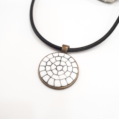 Colar com pendente redondo em metal e padrão branco preto