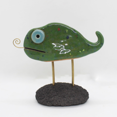 Escultura de peixe verde em cerâmica com base preta