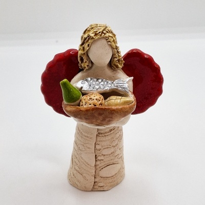 Figurinha de anjo cerâmica com asas vermelhas e alimentos na tigela