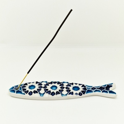 Incensário cerâmico azul e branco em forma de peixe com incenso aceso