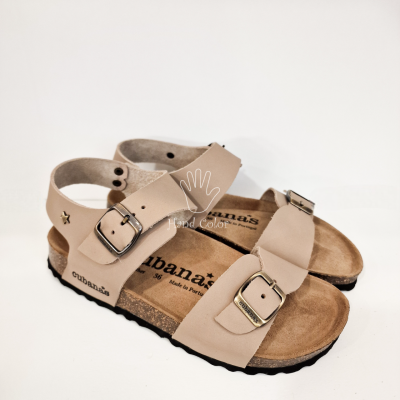 Sandálias cubanas bege com fivelas metálicas e sola preta em fundo branco