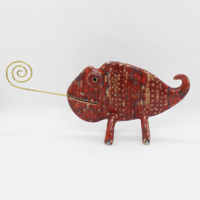 Escultura ou objeto decorativo em forma de camaleão vermelho com padrão castanho e bege e cauda enrolada em metal dourado