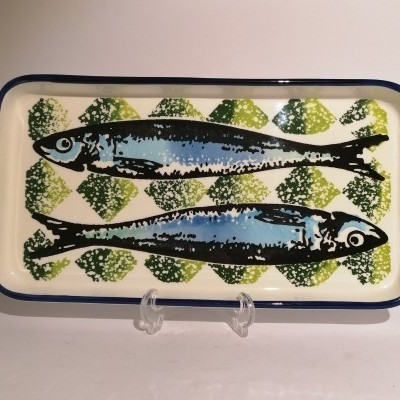 Tabuleiro retangular cerâmico com dois peixes azuis desenhados e padrão de losangos verdes e amarelos