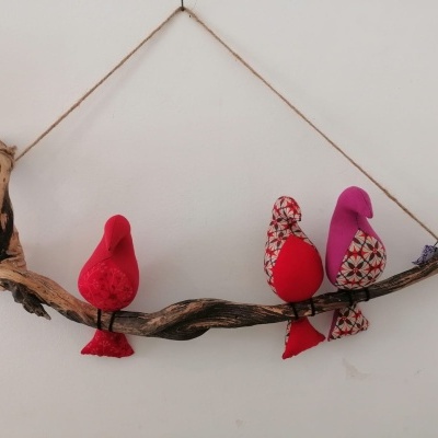 Decoração de parede com pássaros de tecido vermelho, roxo, padrão floral em galho de madeira