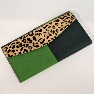 Carteira verde e preta com aba animal print e gravação Soruka