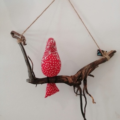 Escultura decorativa de galho de madeira com pássaro vermelho de tecido pendurado