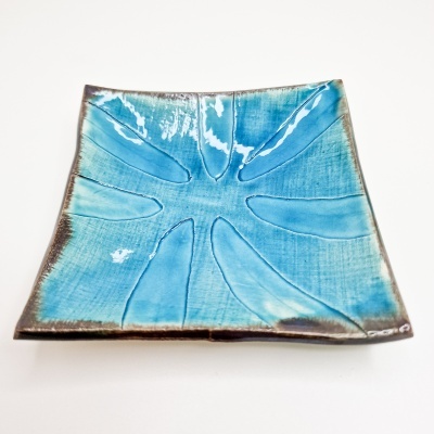 Prato quadrado azul em cerâmica com padrão de folhas em relevo