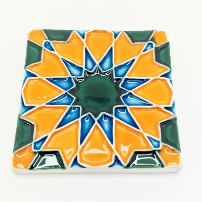 Prato quadrado de cerâmica com padrão geométrico em relevo colorido