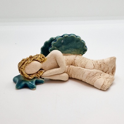 Estatua de anjo reclinado em cerâmica com asas azuis e cabelo amarelo