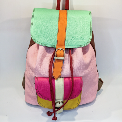 Mochila colorida de couro com várias seções em verde menta, rosa, laranja, fúcsia, branco, amarelo e alças vermelhas.