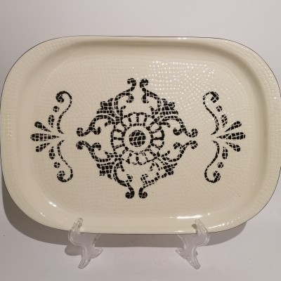 Tabuleiro retangular creme com padrão decorativo em mosaico preto