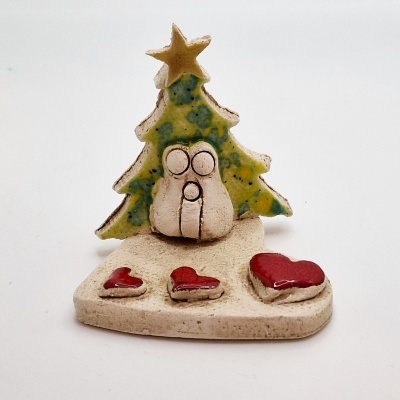 Figura decorativa em cerâmica com árvore de Natal verde, personagem branca e corações vermelhos