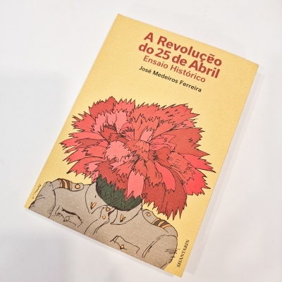 Livro 'A Revolução do 25 de Abril' com ilustração de figura com uniforme e flor vermelha no lugar da cabeça