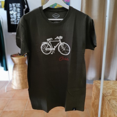 T-shirt preta com estampa branca de bicicleta e texto vermelho 'Os-bikes'
