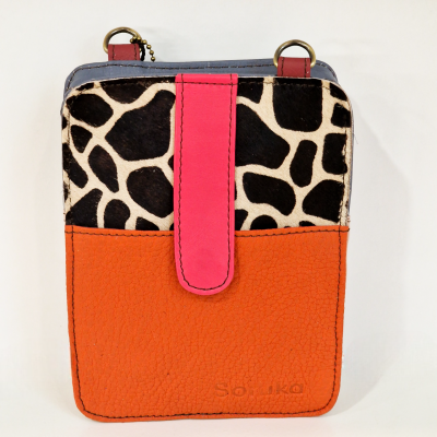 Bolsa pequena com padrão animal e couro laranja e rosa