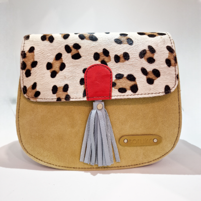 Mala de mão em camurça bege com aba leopardo e tassel cinzento