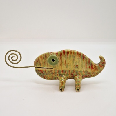 Escultura decorativa de cerâmica em forma de camaleão verde com manchas vermelhas e suporte de metal
