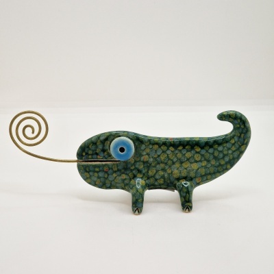 Figura decorativa lagarto cerâmica verde com nariz metálico espiral