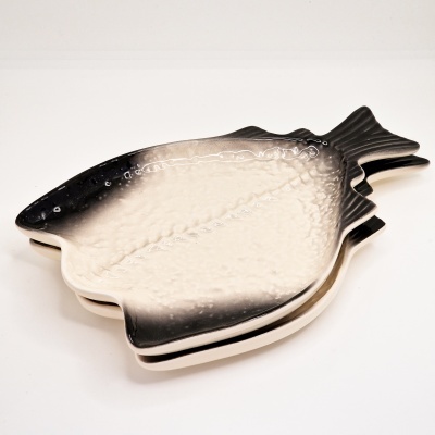 Prato cerâmico em forma de peixe nas cores preto e branco