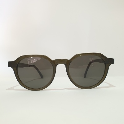 Óculos de sol com armação redonda castanha e lentes escuras