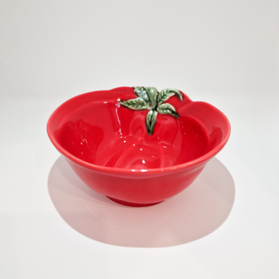 Tigela vermelha em cerâmica com formato de tomate e folhas verdes decorativas