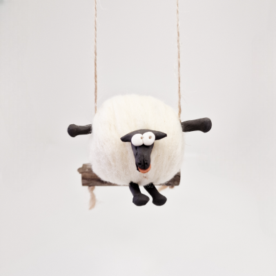 Boneco decorativo de ovelha em baloiço de madeira
