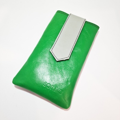 Capa verde com aba branca em material brilhante