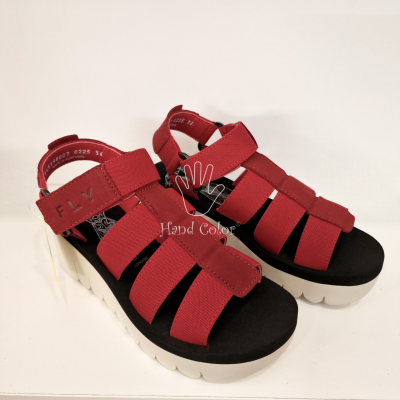 Sandálias vermelhas com plataforma branca e sola preta