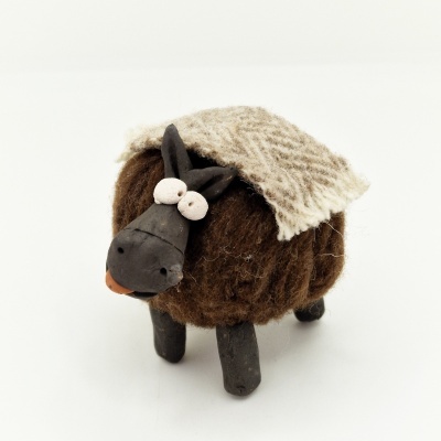 Miniatura de ovelha decorativa castanha com cabeça preta e manta bege