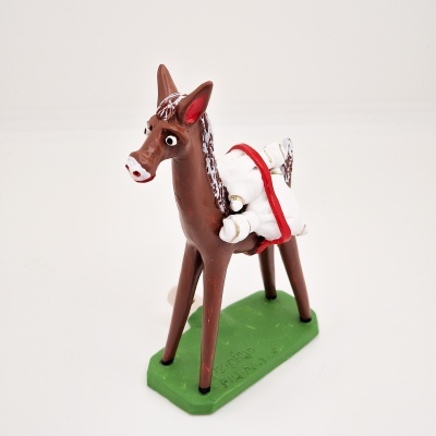 Figura decorativa de burro castanho com boneco branco em base verde
