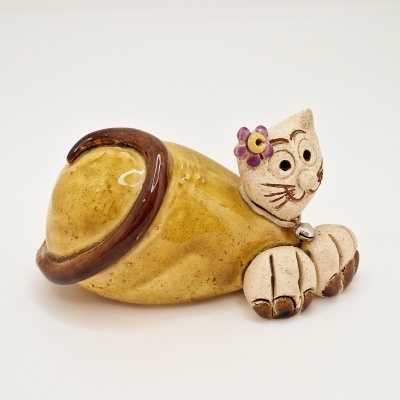 Escultura cerâmica de gato amarelo com cabeça bege e acessórios decorativos