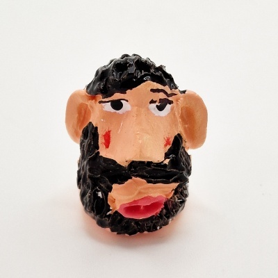 Figura decorativa cabeça com barba e cabelo pretos