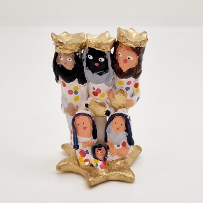 Figura em barro dos três Reis Magos e Sagrada Família com base dourada