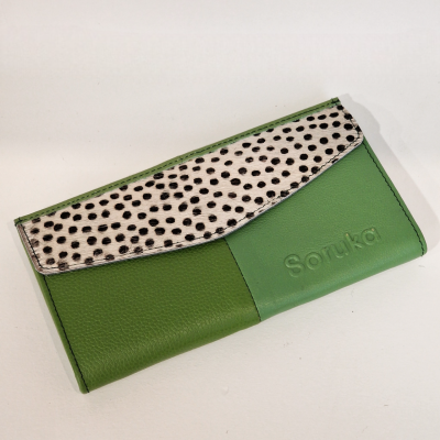 Carteira verde em couro com aba branca e preta e gravura da marca Sonuka