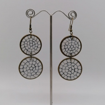 Brincos pendentes duplos com padrão de teia de aranha