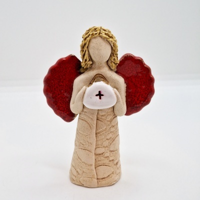 Figurinha decorativa de anjo em cerâmica com asas vermelhas e sino branco