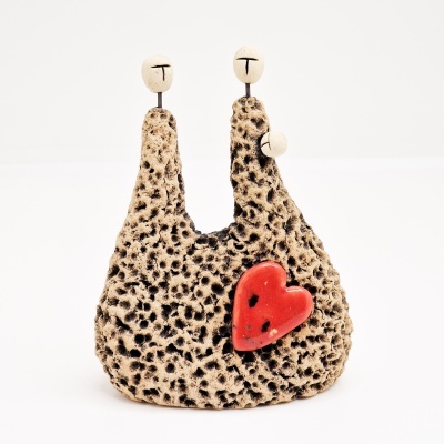 Brincos bege e preto com textura fofa e coração vermelho