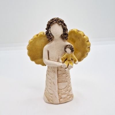 Estátua cerâmica de anjo com asas amarelas e bebé na mão