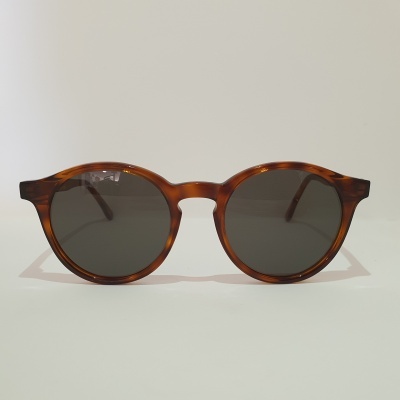 Óculos de sol com armação redonda castanha padrão tartaruga e lentes escuras