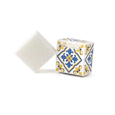 Sabonete branco com padrões gravados e caixa decorada com azulejos coloridos e texto Essências de Portugal